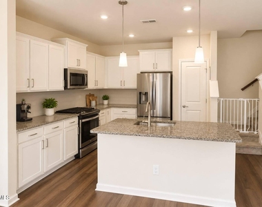 328 Villanova Drive - Photo Thumbnail 12