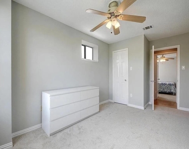 2409 Leon St - Photo Thumbnail 5