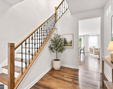203 Segel Drive - Photo Thumbnail 2