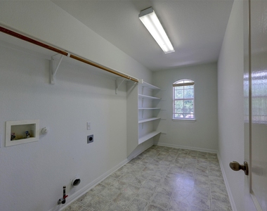 1554 Homewood Cir - Photo Thumbnail 23