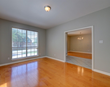 1554 Homewood Cir - Photo Thumbnail 9