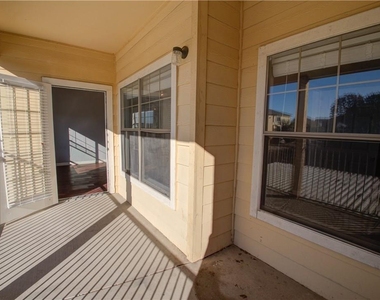 2320 Gracy Farms Ln - Photo Thumbnail 14