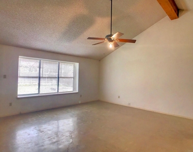 2816 Norfolk Dr - Photo Thumbnail 4