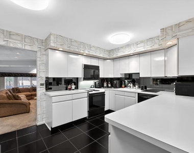 203 Sunshine Lakes Drive - Photo Thumbnail 8