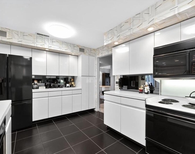203 Sunshine Lakes Drive - Photo Thumbnail 9