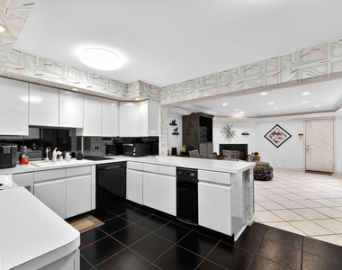 203 Sunshine Lakes Drive - Photo Thumbnail 10