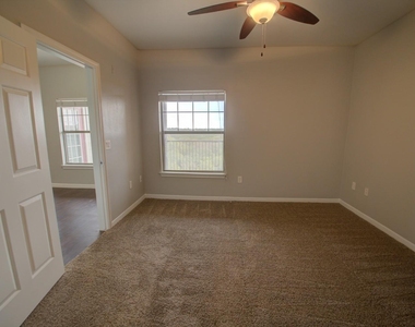 2320 Gracy Farms Ln - Photo Thumbnail 21