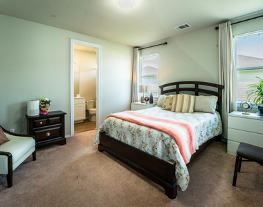 125 Fabion St - Photo Thumbnail 7