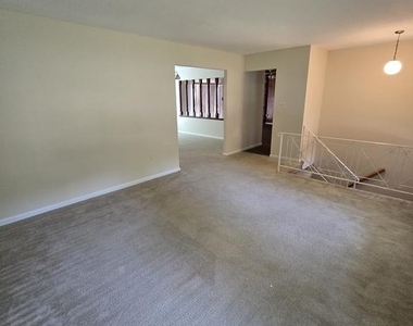 11710 North Marlton Avenue - Photo Thumbnail 7