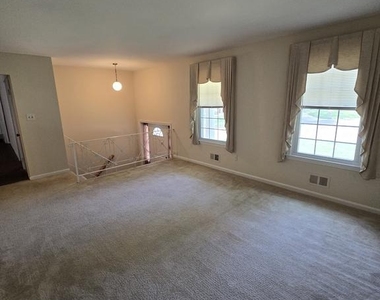 11710 North Marlton Avenue - Photo Thumbnail 5