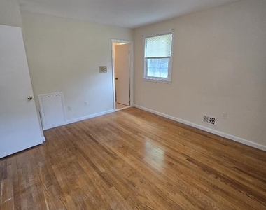 11710 North Marlton Avenue - Photo Thumbnail 22