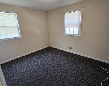 11710 North Marlton Avenue - Photo Thumbnail 18