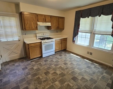 11710 North Marlton Avenue - Photo Thumbnail 8