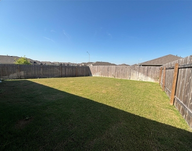 325 Darwin Pl - Photo Thumbnail 18