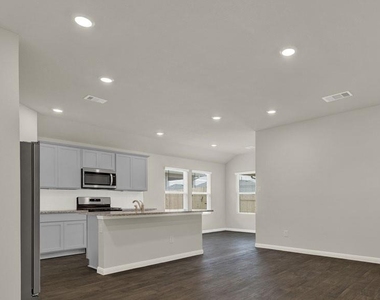 325 Darwin Pl - Photo Thumbnail 3