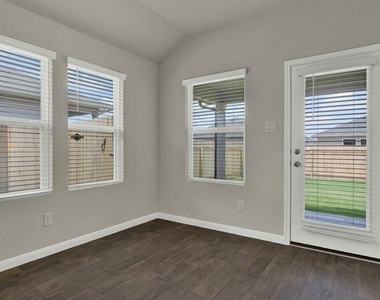 325 Darwin Pl - Photo Thumbnail 5