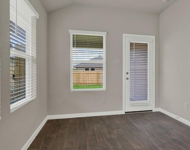 325 Darwin Pl - Photo Thumbnail 6