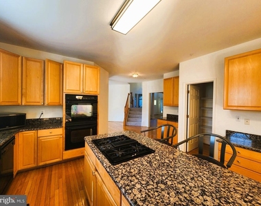 406 Clairborne Street - Photo Thumbnail 6