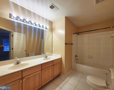 406 Clairborne Street - Photo Thumbnail 27