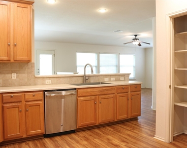 1811 W Pflugerville Pkwy - Photo Thumbnail 7