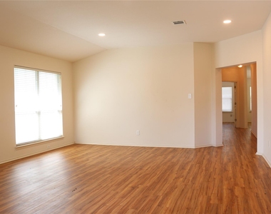1811 W Pflugerville Pkwy - Photo Thumbnail 3