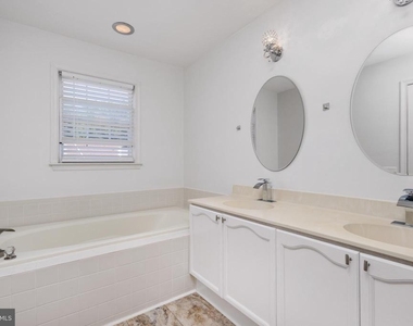 18506 Carriage Walk Circle - Photo Thumbnail 39