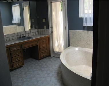 2001 Manana St - Photo Thumbnail 9