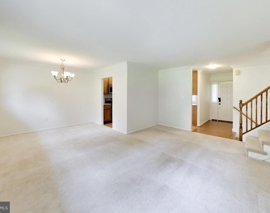 11907 Hunters Lane - Photo Thumbnail 10