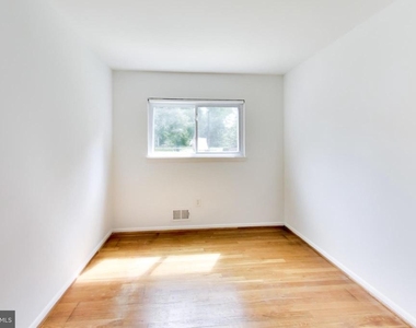 11907 Hunters Lane - Photo Thumbnail 18