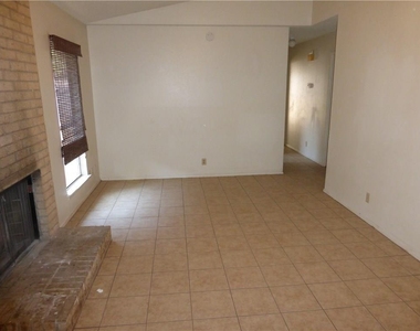 7208 Lilac Ln - Photo Thumbnail 3