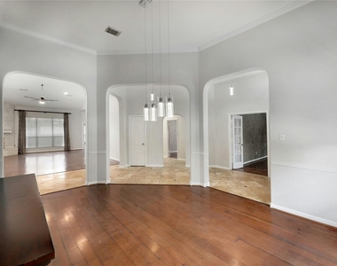 3806 Azur Ln - Photo Thumbnail 9