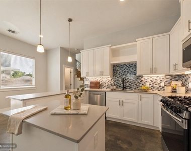 6204 Langham St - Photo Thumbnail 4