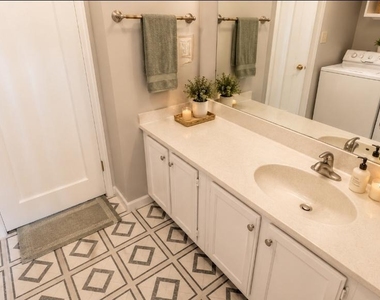 2561 Robinson Place - Photo Thumbnail 7
