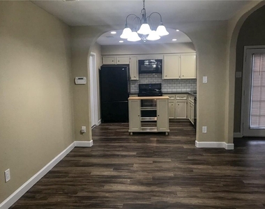 10511 Robinwood Cir - Photo Thumbnail 4