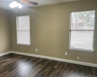 10511 Robinwood Cir - Photo Thumbnail 15
