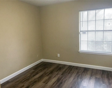 10511 Robinwood Cir - Photo Thumbnail 14