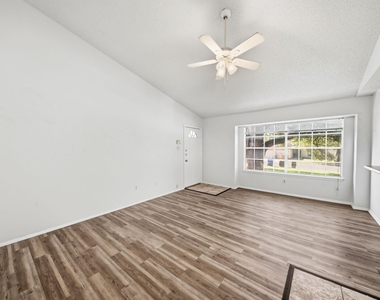 12002 Arrowwood Dr - Photo Thumbnail 7
