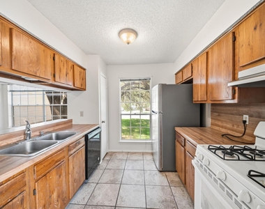 12002 Arrowwood Dr - Photo Thumbnail 8