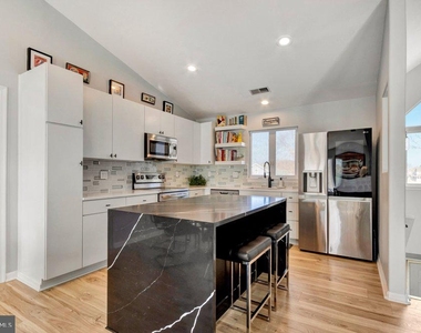 297 Lakeside Drive - Photo Thumbnail 4