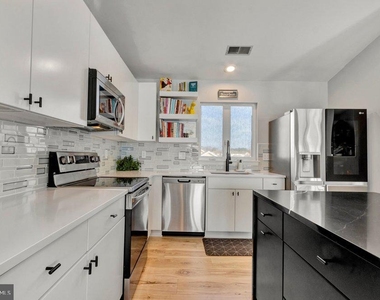 297 Lakeside Drive - Photo Thumbnail 5