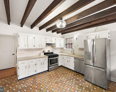 925 Lovering Avenue - Photo Thumbnail 6
