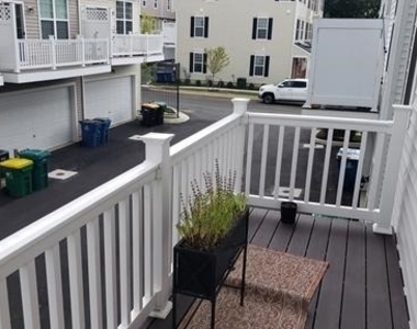 949 Manor Avenue N - Photo Thumbnail 10