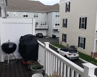949 Manor Avenue N - Photo Thumbnail 11