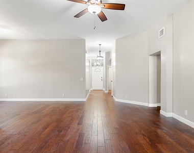 6802 Auckland Ct - Photo Thumbnail 4