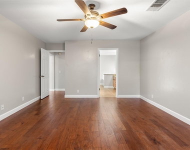 6802 Auckland Ct - Photo Thumbnail 13