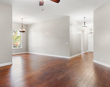 6802 Auckland Ct - Photo Thumbnail 8