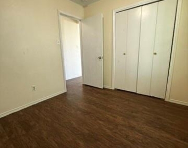 1220 Orchard Park Cir - Photo Thumbnail 7