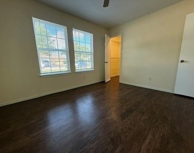 1220 Orchard Park Cir - Photo Thumbnail 8