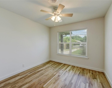 4804 Menchaca Rd - Photo Thumbnail 15