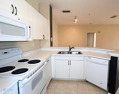 610 Fairway Drive - Photo Thumbnail 23